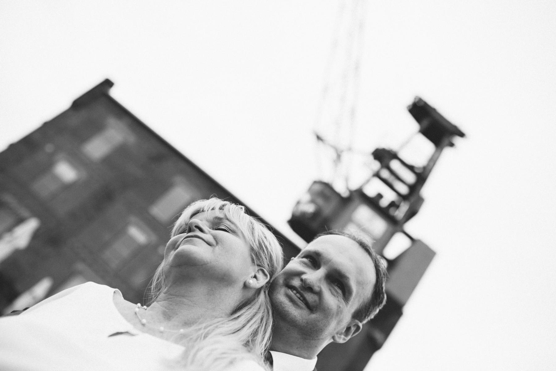 Braut und Bräutigam beim Fotoshooting vor dem Port XI in der Bremer Überseestadt