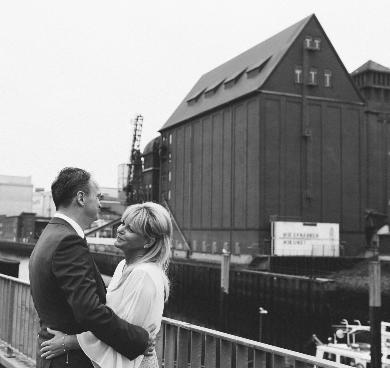 Braut und Bräutigam beim Fotoshooting in der Bremer Überseestadt
